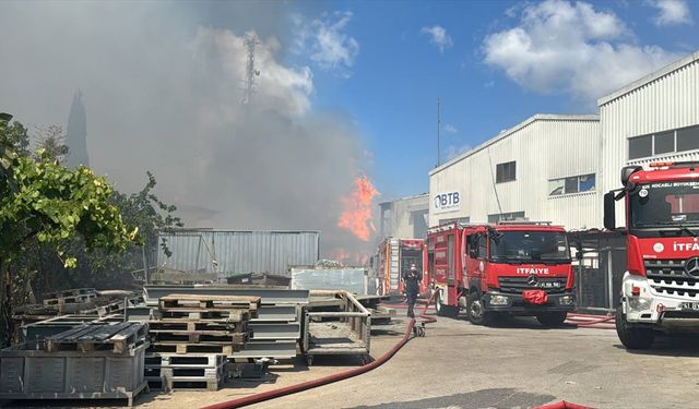 Kocaeli'de boya fabrikasında çıkan yangına müdahale ediliyor