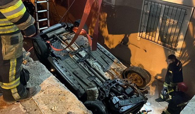 Kocaeli'de evin bahçesine devrilen otomobildeki 2 kardeş yaralandı