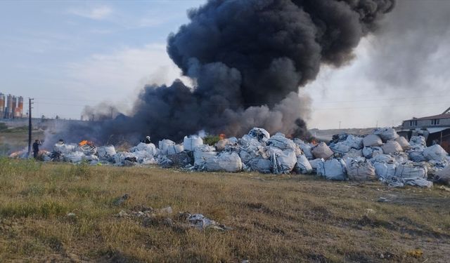 Kocaeli'de geri dönüşüm tesisinde çıkan yangına müdahale ediliyor