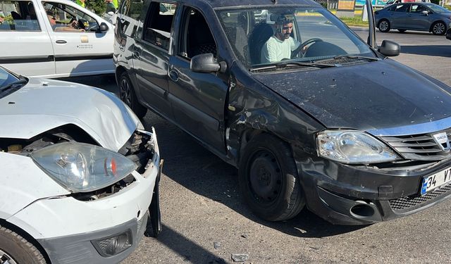 Kocaeli'de iki otomobilin çarpıştığı kazada 2 kişi yaralandı