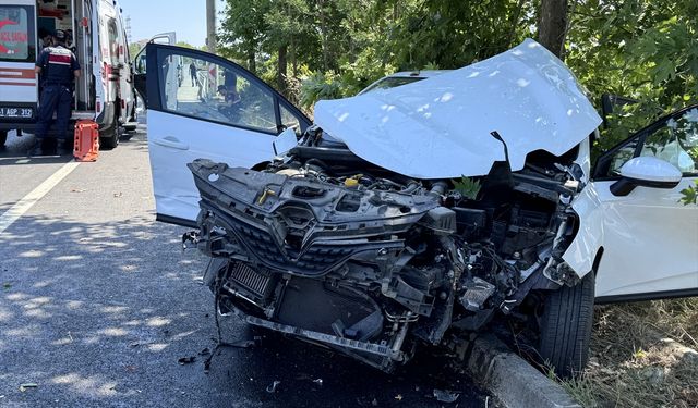 Kocaeli'de iki otomobilin çarpıştığı kazada 5 kişi yaralandı