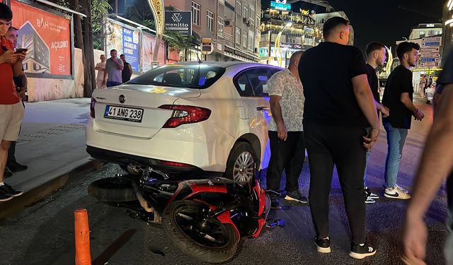 Kocaeli'de otomobille çarpışan motosikletin sürücüsü yaralandı