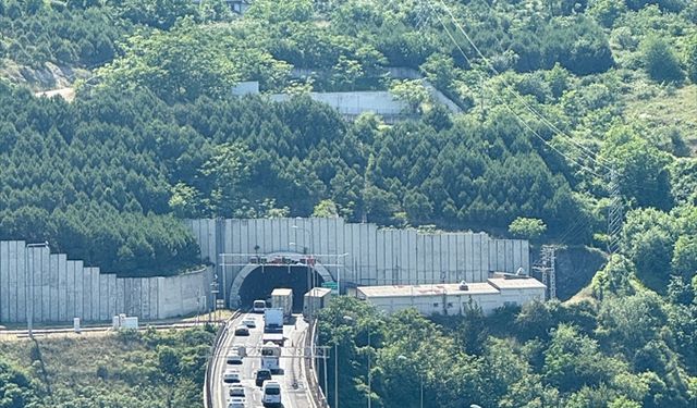 Kocaeli'de seyir halindeki tırda çıkan yangın söndürüldü