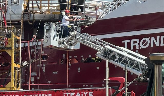 Kocaeli'de tersanedeki gemide çıkan yangından etkilenen 4 personel hastaneye kaldırıldı