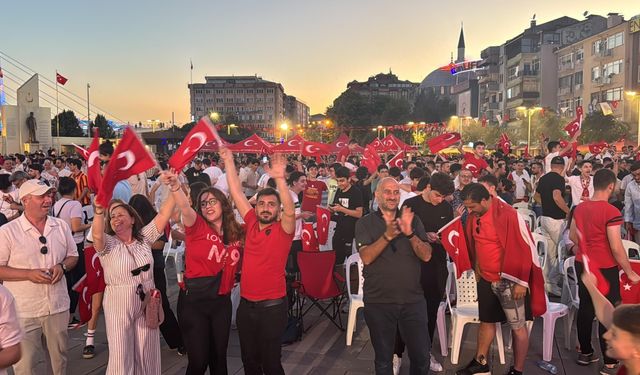 Kocaeli'de Türkiye-Gürcistan maçı meydana kurulan dev ekrandan izlendi