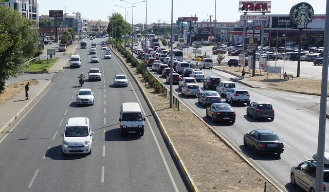 Kuzey Ege'nin tatil merkezlerinde trafikte bayram yoğunluğu