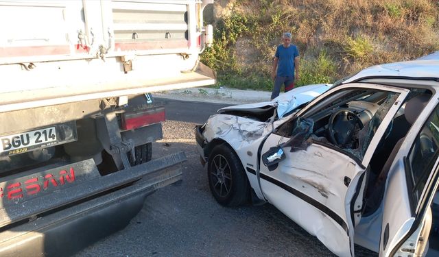 Orhangazi'de tıra çarpan otomobildeki 4 kişi yaralandı