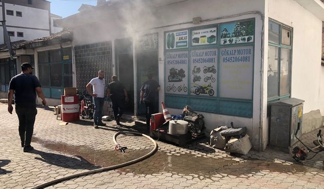 Osmaneli'de motosiklet tamirhanesinde çıkan yangın söndürüldü