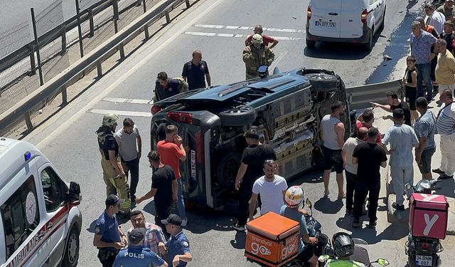 Pendik'te takla atan hafif ticari araçtaki 2 kişi yaralandı