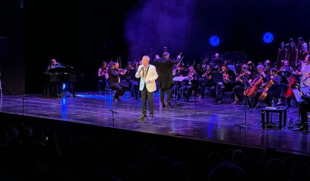 Şarkıcı Levent Yüksel, müzik hayatının 30. yılını konserle kutladı