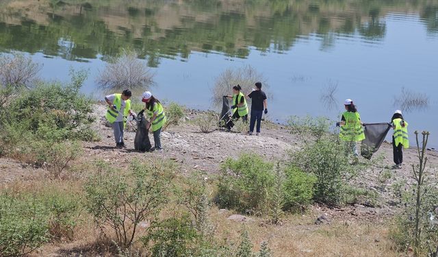 Sındırgı'da baraj çevresinde temizlik çalışması yapıldı