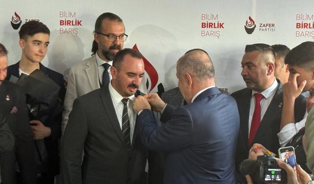 Ümit Özdağ, Kocaeli'de partisinin il başkanlığını ziyaret etti