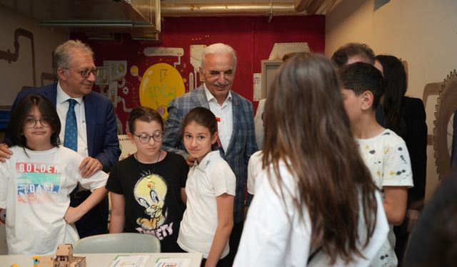 Ümraniye Belediye Başkanı Yıldırım'dan minik mühendislere ziyaret