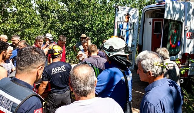 Yalova'da şarampole devrilen traktörün sürücüsü 1 saatlik çalışmayla kurtarıldı