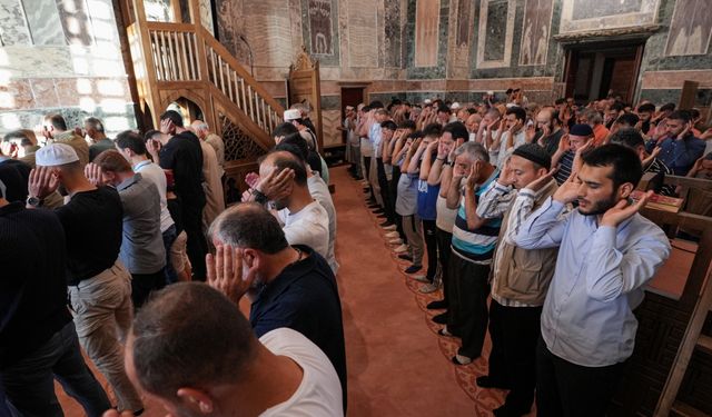 Yeniden ibadete açılan Kariye Camisi'nde 79 yıl sonra ilk bayram namazı kılındı