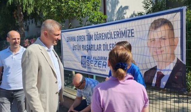 Başkan Sezer, sınava giren öğrencileri yalnız bırakmadı