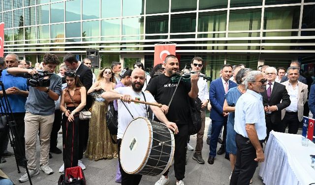 Buesa'da davullu zurnalı sözleşme sevinci