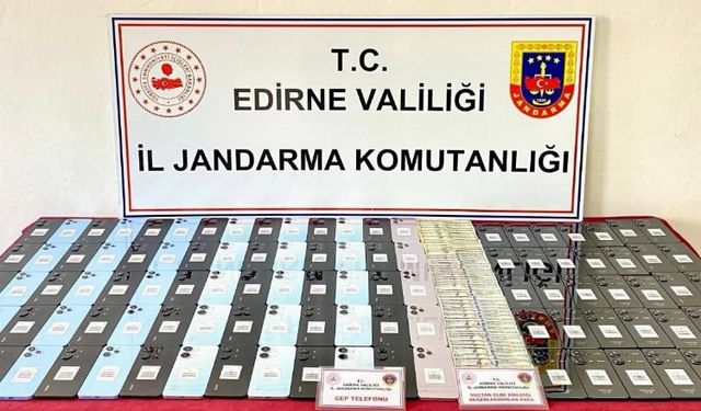 Edirne'de kaçak cep telefonu ve dolar ele geçirildi!