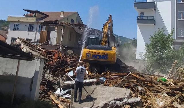 Gölcük'te metruk binaların yıkımı sürüyor