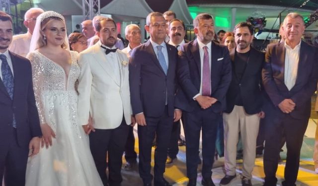 İzmir'de Özgür Özel ile birlikte nikah şahidi oldu