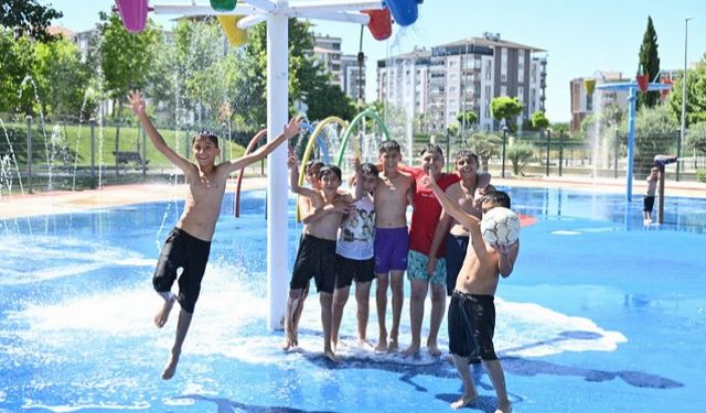 Manisa'da çocuklara serinleten eğlence