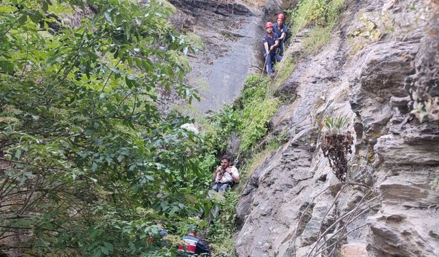 Uçurumdan düşen vatandaşı itfaiye ekipleri kurtardı