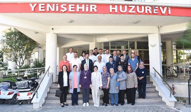 Yenişehir Halkı Belediye Meydanı’nda bayramlaştı