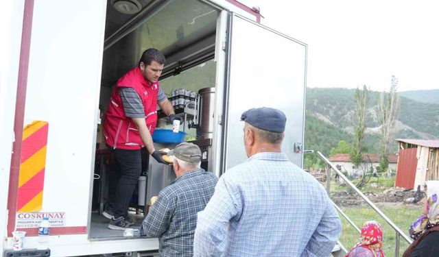 12 evin yandığı köyde vatandaşlara Kızılay ekibinden yemek ikramı