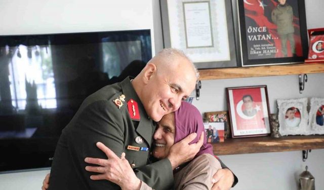 15 Temmuz kahramanı Gazi Tümgeneral, şehit annesini mezarlığa götürdü