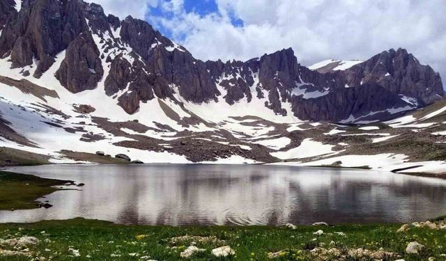 3000 rakımlı muhteşem manzarasıyla Munzur Dağı’nda yaz ve kış birarada yaşanıyor