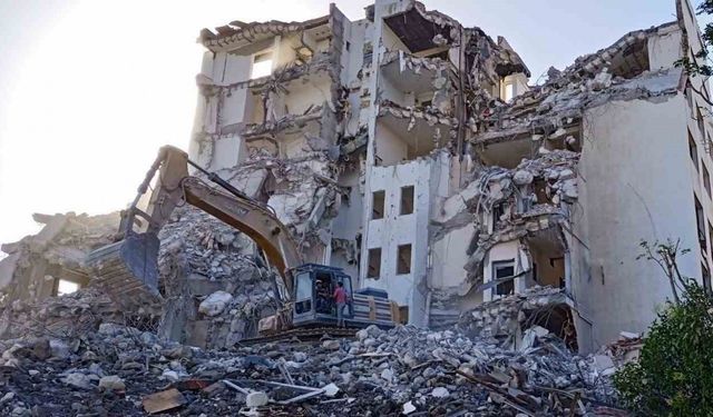 40 yıllık belediye binasının yıkımı devam ediyor