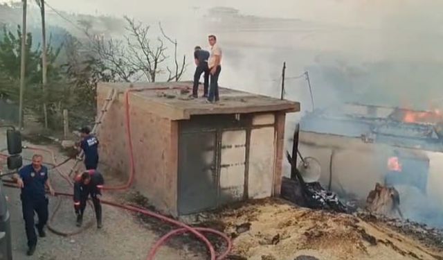 600 dönümlük alandaki anız yangınında 1 ev kül oldu