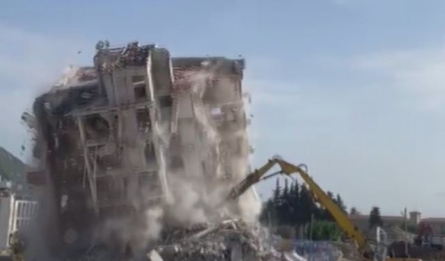 7 katlı bina iş makinesinin darbesiyle yıkıldı