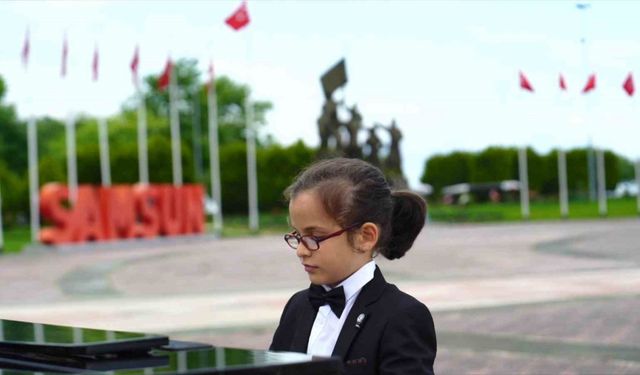 8 yaşındaki piyanistten Bandırma Vapuru Müzesi önünde ’Türk Marşı’