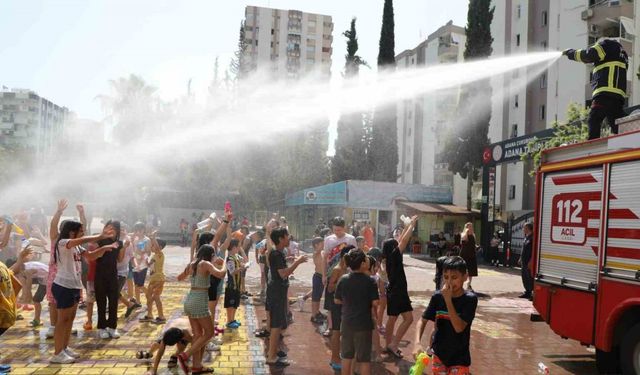 Adana Büyükşehir İtfaiyesinden miniklere serinleten sürpriz