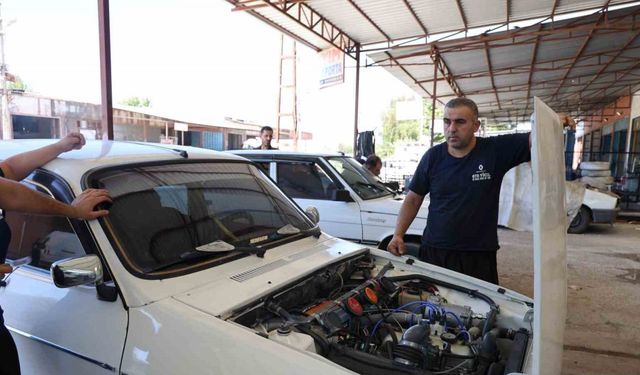Adana sıcağına dayanamayan vatandaşlar eski araçlarına ev tipi klima taktırıyor