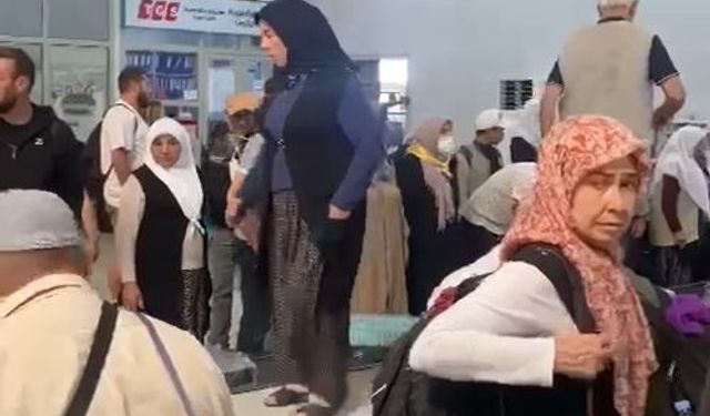 Adana’da hacdan dönen vatandaşlar izdiham sonrası valizlerine bandın üzerine çıkarak ulaşmaya çalıştı