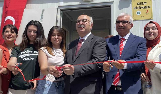 Adana’da konteyner kentte Kızılay kütüphane açtı