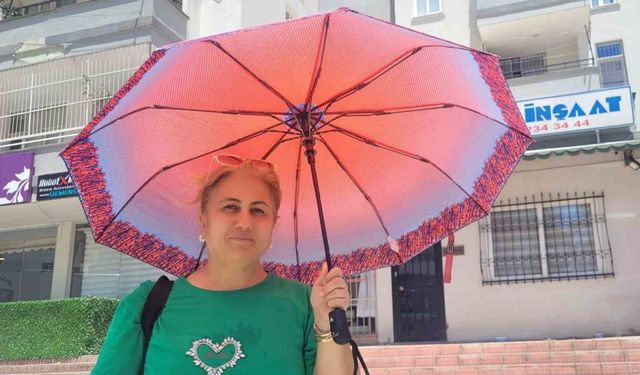 Adana’da şemsiye bu sefer sıcaktan korudu