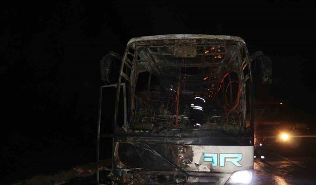 Adana’da seyir halindeki yolcu otobüsü alev topuna döndü