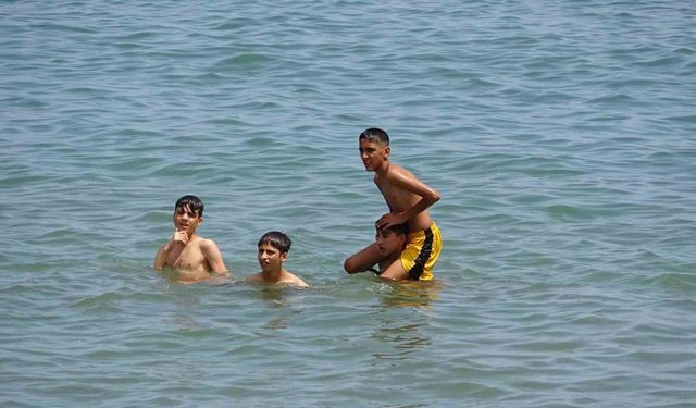Adana’nın sıcağından bunalan gençler soluğu Mersin sahillerinde aldı