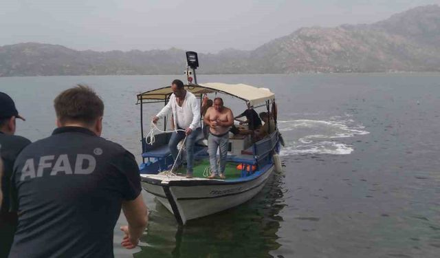 AFAD ekipleri zamanla yarıştı: Sert iniş yapan uçaktaki mürettebat balıkçı teknesiyle karaya çıkarıldı
