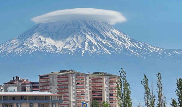 Ağrı Dağı zirvesini mercek bulutu süsledi