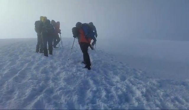 Ağrı Dağı’nda dağcılar kar ve fırtınaya rağmen zirveye ulaştı