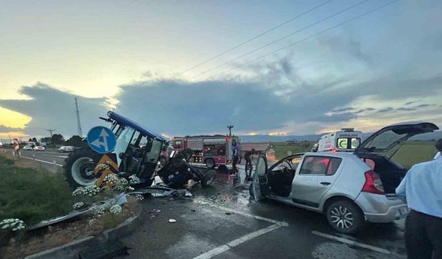 Ağrı’da traktör otomobille çarpıştı: 4 yaralı