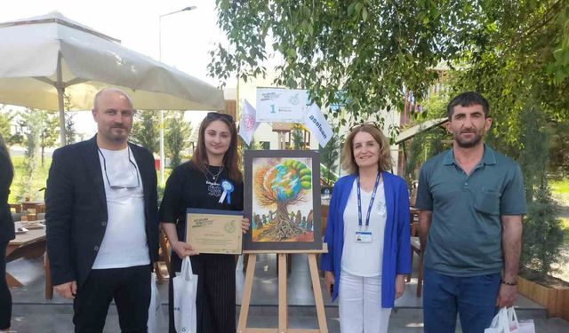 Ağrılı Zeynep Çetin, "Yeşil Geleceğim, Ailem ve Ben" resim yarışmasında Türkiye birincisi oldu