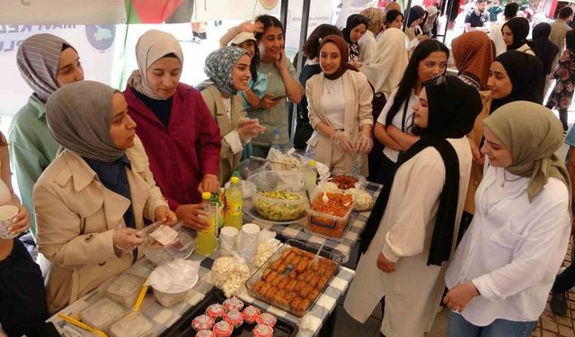 Akademisyen ve öğrenciler Gazze yararına ’hayır çarşısı’ kurdu