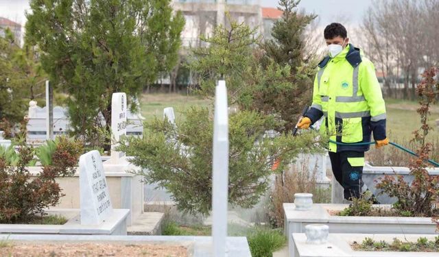 Aksaray Belediyesi mezarlıklarda bayram hazırlığı başlattı