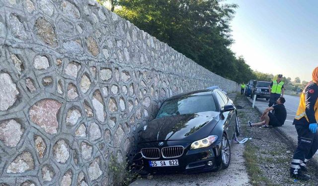 Amasya’da otomobil istinat duvarına çarptı: 1 ölü, 4 yaralı