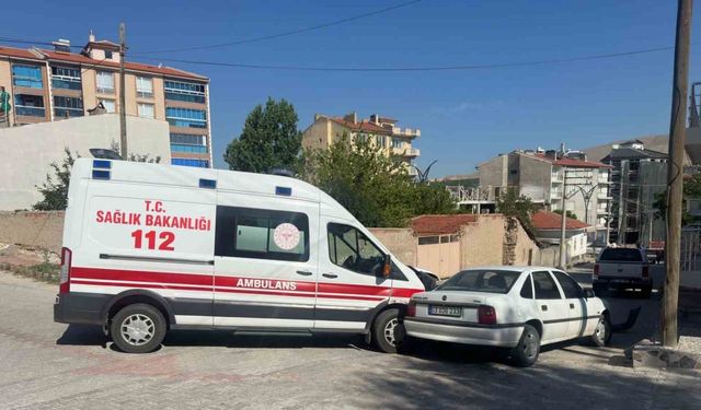 Ambulansın karıştığı kazada 2 sağlık görevlisi yaralandı